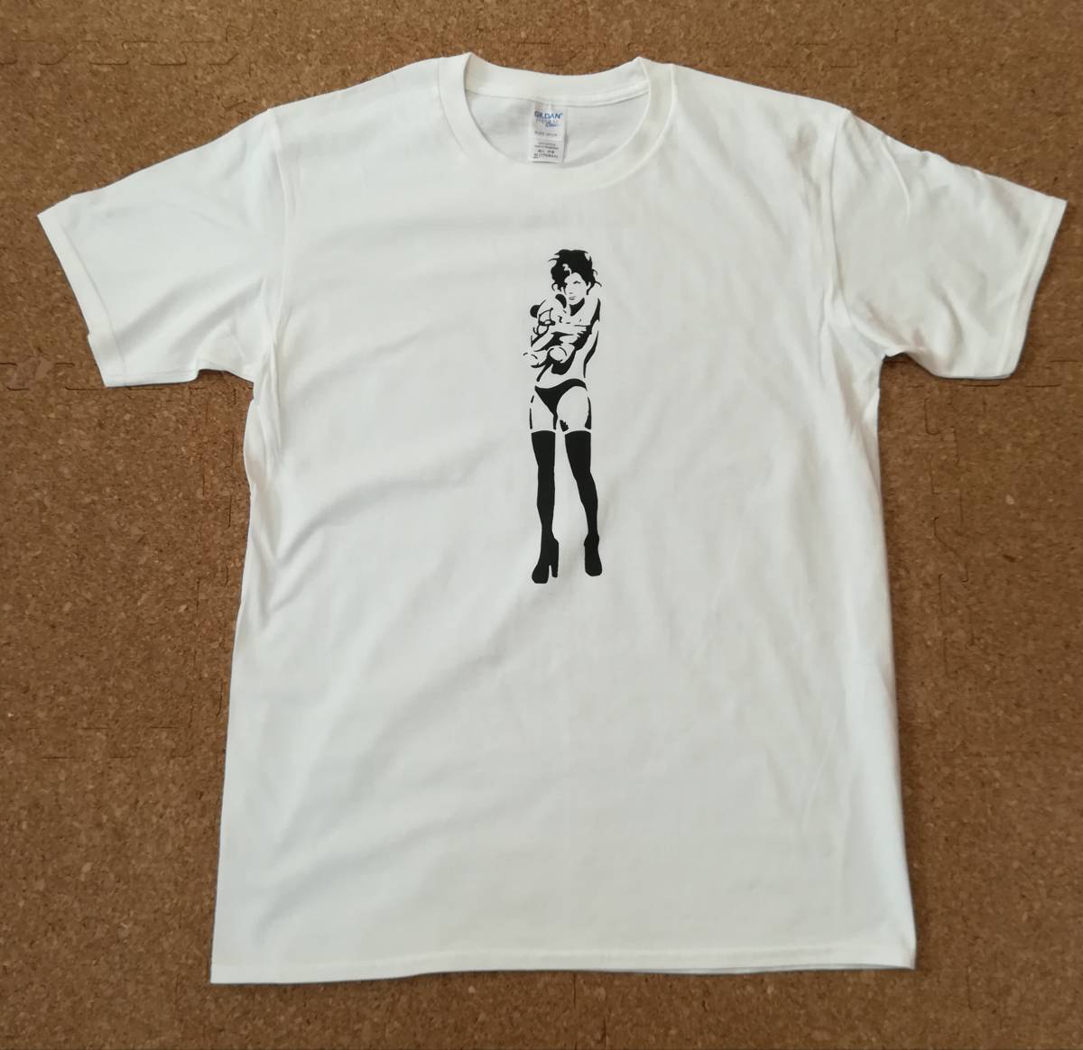 BANKSY・バンクシー・ぬいぐるみを抱く女性・白・XL_画像1