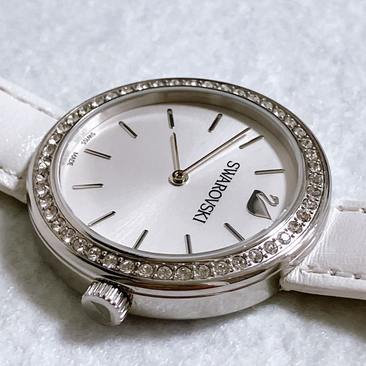 Swarovski ホワイトレザー アナログ時計 極美品スワロフスキー Swarovski 腕時計ホワイトクリスタル稼働品