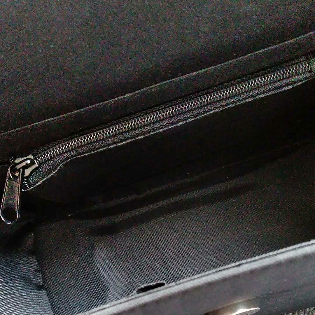 黒のシンプルなハンドバッグ