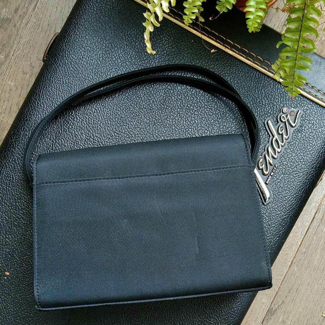黒のシンプルなハンドバッグ