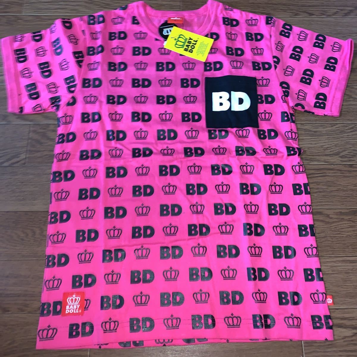 大特価 BABYDOLL 半袖 Tシャツ 送料無料限定セール中 大人用 サイズ ラズベリー Ｓ ロゴ柄
