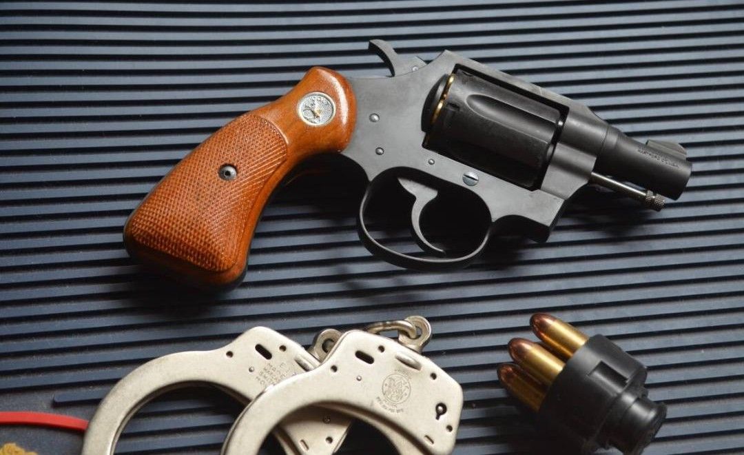 コルト社 実銃グリップ美品 どの銃に装着可能かは不明 コルト社 実銃グリップ美品 どの銃に装着可能かは不明 有名ブランド