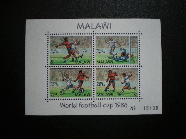 マラウィ共和国発行 サッカープレイヤーなど１９８６FIFAワールドカップ切手 ４種シート ＮＨ 未使用_画像1