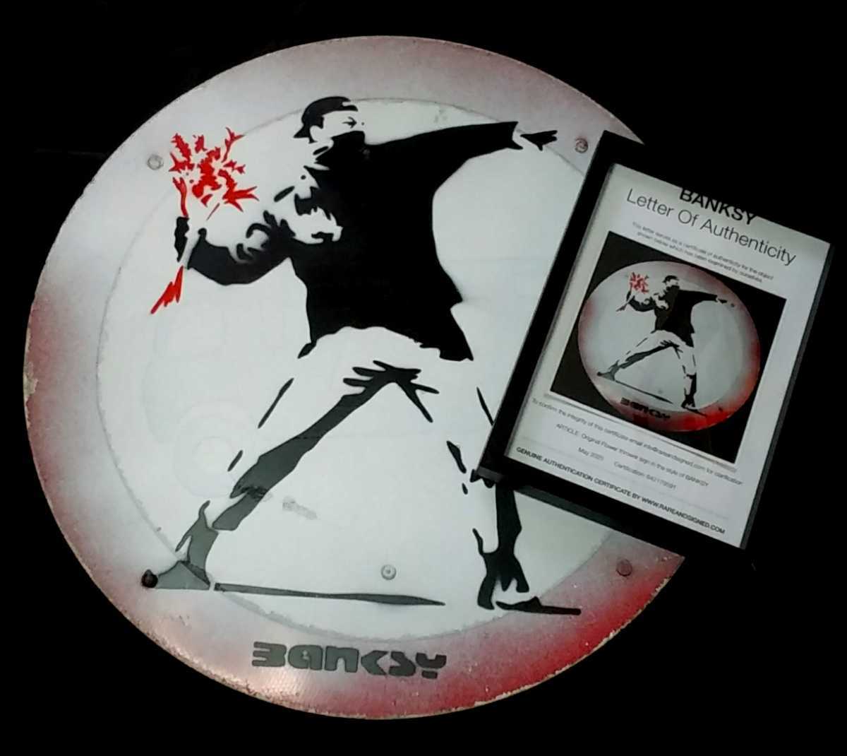 Banksy(バンクシー)のロードサイン人気の『Flower Thrower』道路標識。2012年頃イギリスのロンドンで発見された作品■R&SのCOA有