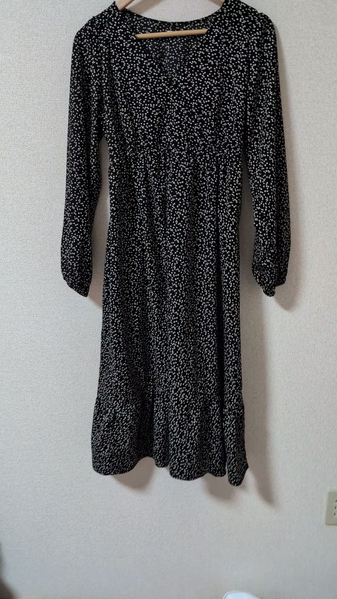 最後のお値下。美品。小花柄ロングワンピース 黒。Мサイズ。生地薄め長袖。裾二段階フリル調。しまむらブランド。