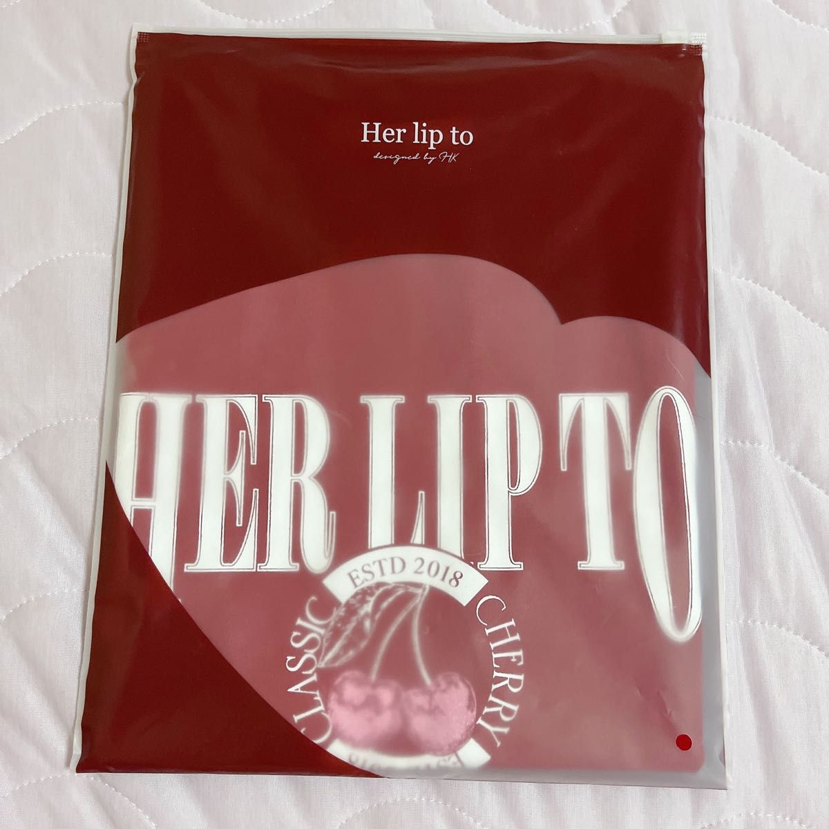 herlipto ノベルティ シリアルナンバー入り Tシャツ Herlipto Classic Cherry Tee ノベルティ2025|Yahoo!フリマ(旧