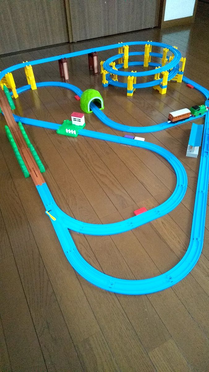 プラレール 駅から坂曲線レールを使って車両がトーマス どきどきマウンテン スロープレールを下り駅へ帰るセット