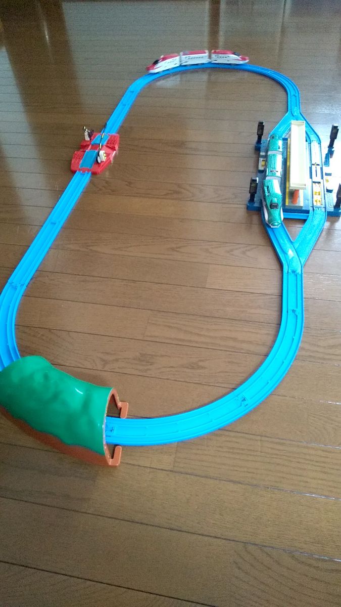 プラレール 自動のりかえ駅と線路セット 車両2両付きです。