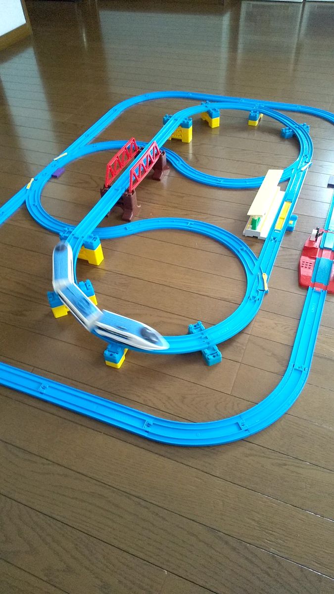 プラレール 左右4個の坂曲線レールを使って車両が上り・下りして、駅に帰るセット 車両付き