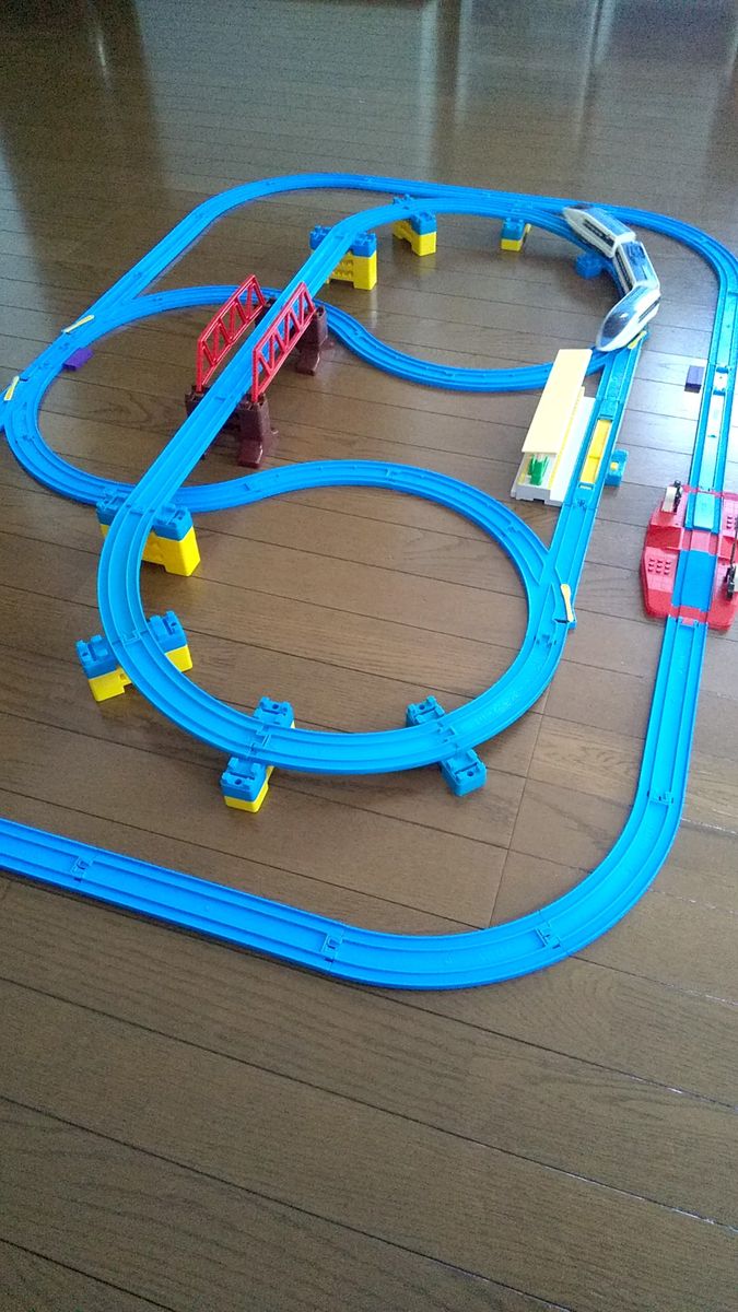 プラレール 左右4個の坂曲線レールを使って車両が上り・下りして、駅に帰るセット 車両付き①