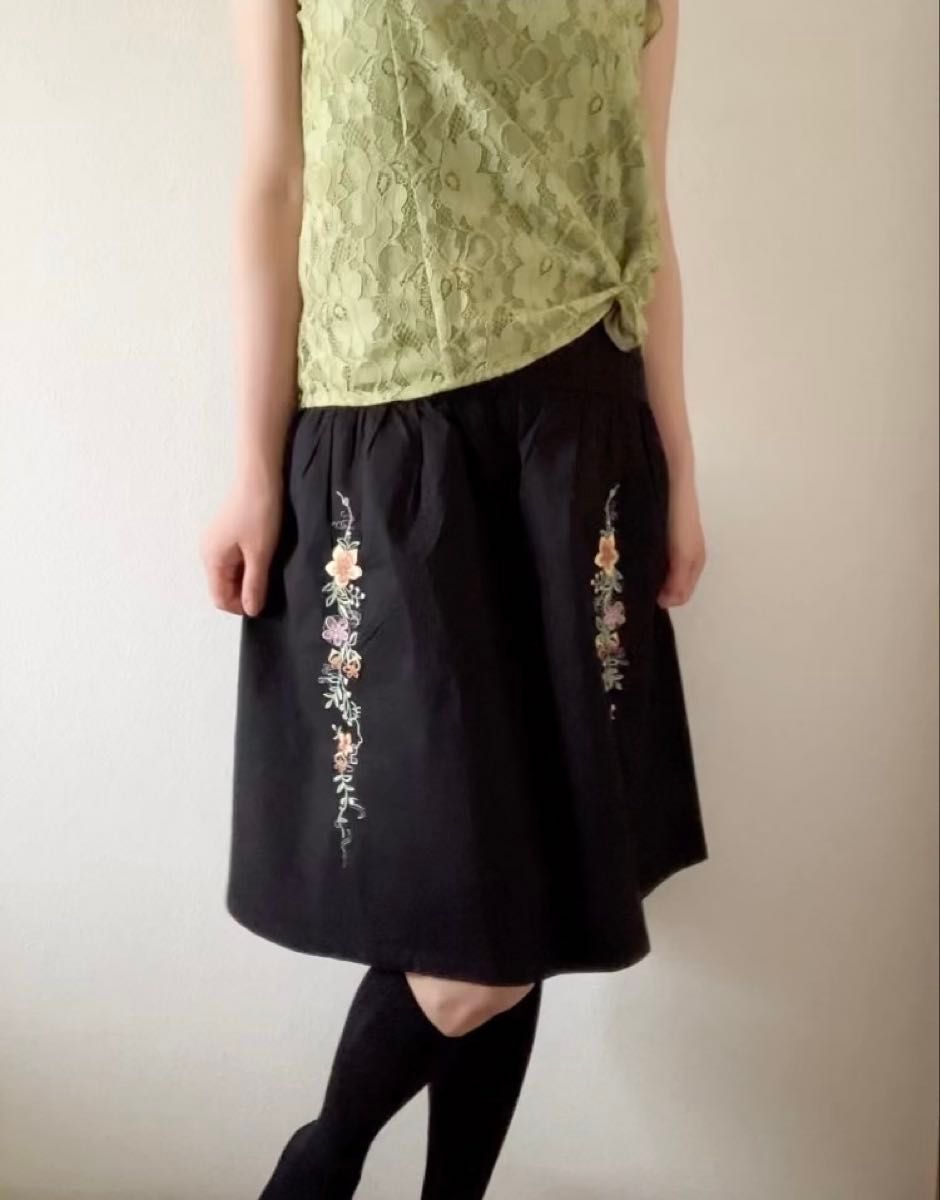 花柄刺繍スカート 黒 ブラック プリーツ