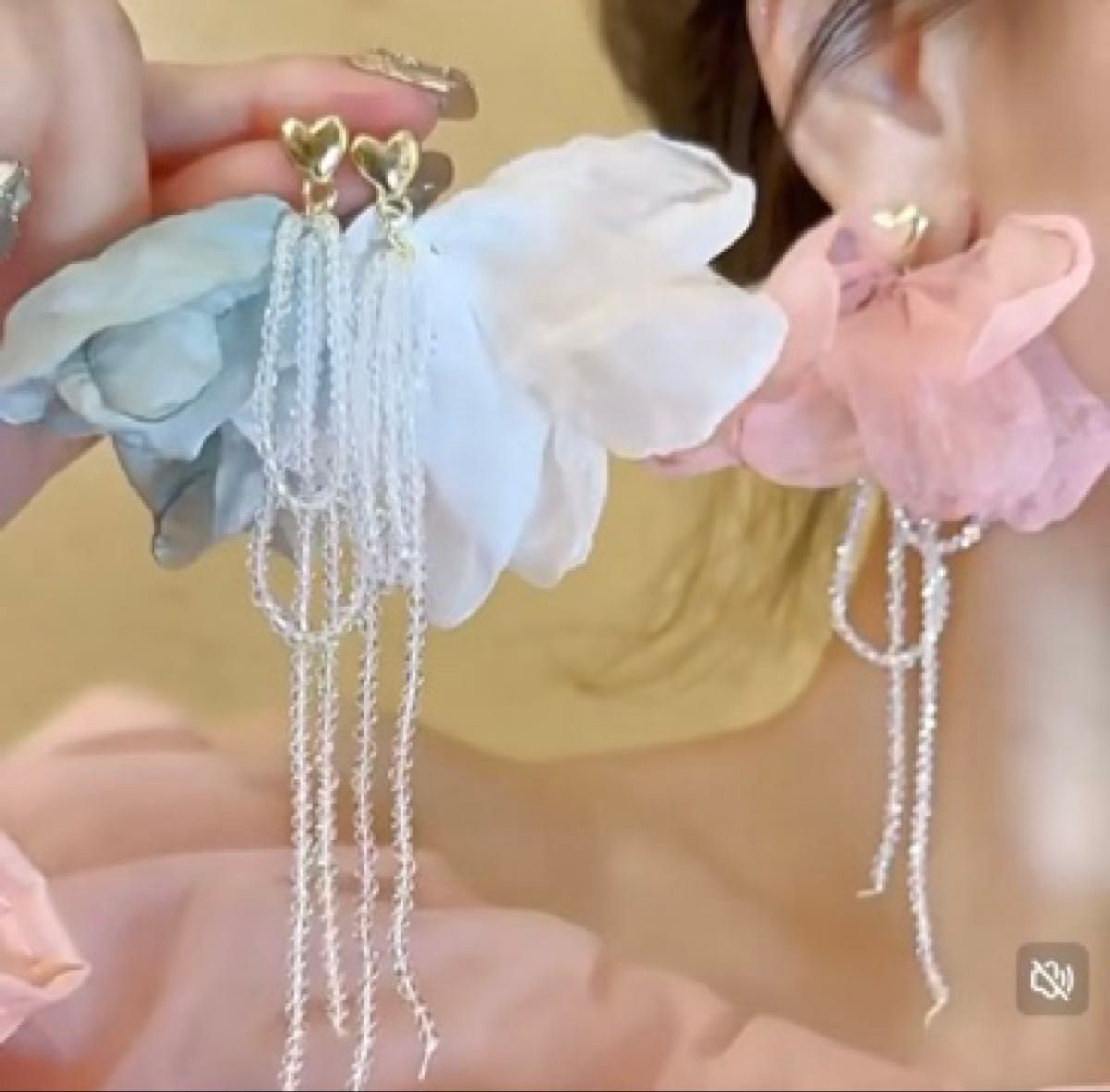 N243ロング 小粒ビーズ 揺れる白花 痛くない イヤリング 韓国 結婚式 ブライダル おしゃれ 上品 デート カジュアル 二次会