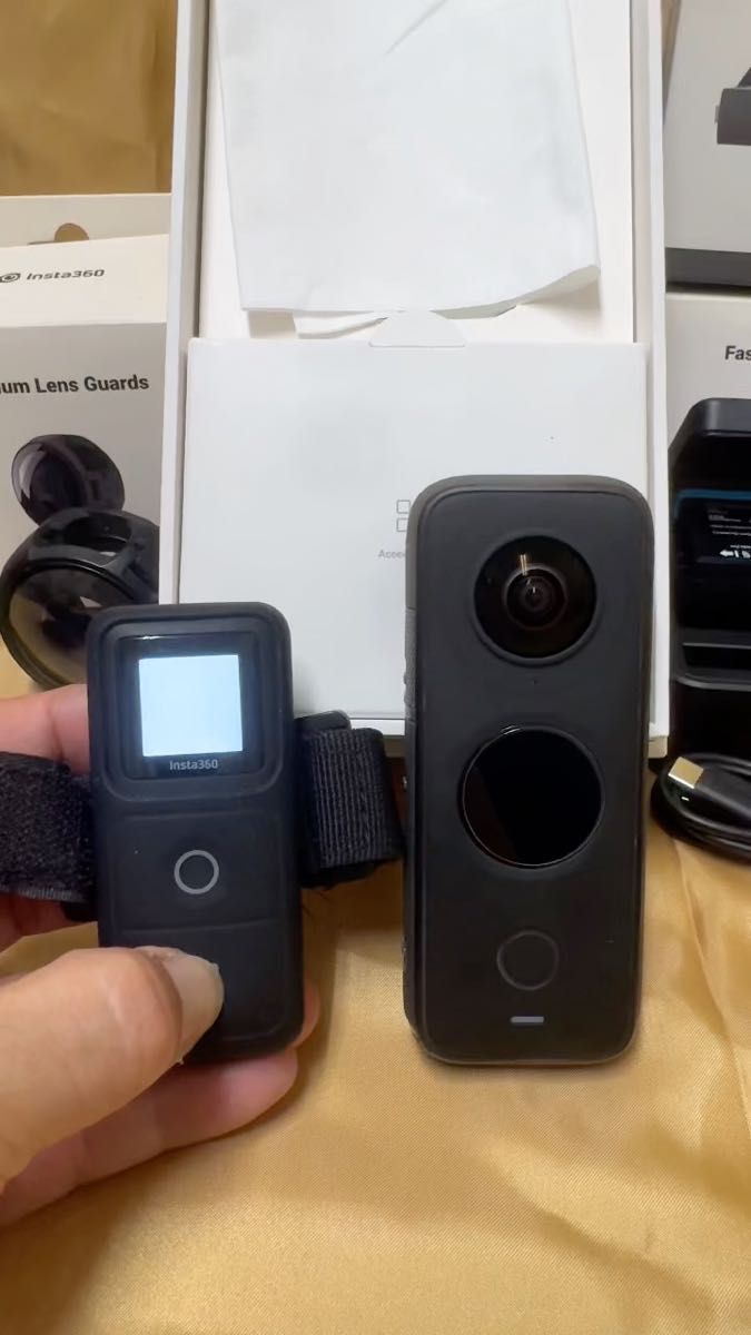 Insta360 ONE X2 アクションカメラ 、予備バッテリー、充電器、プレミアムレンズ、レンズカバー、リモコン