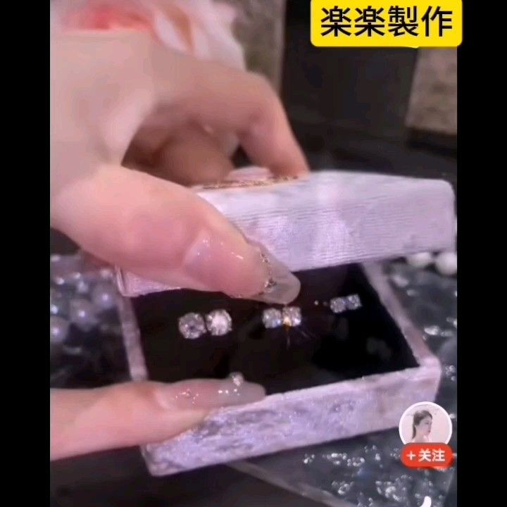 【AAA級モアッサナイトピアス4㎜ 0.3ct】アレルギー対応 silver925 18Kコーティング 付属品 ケース クロス