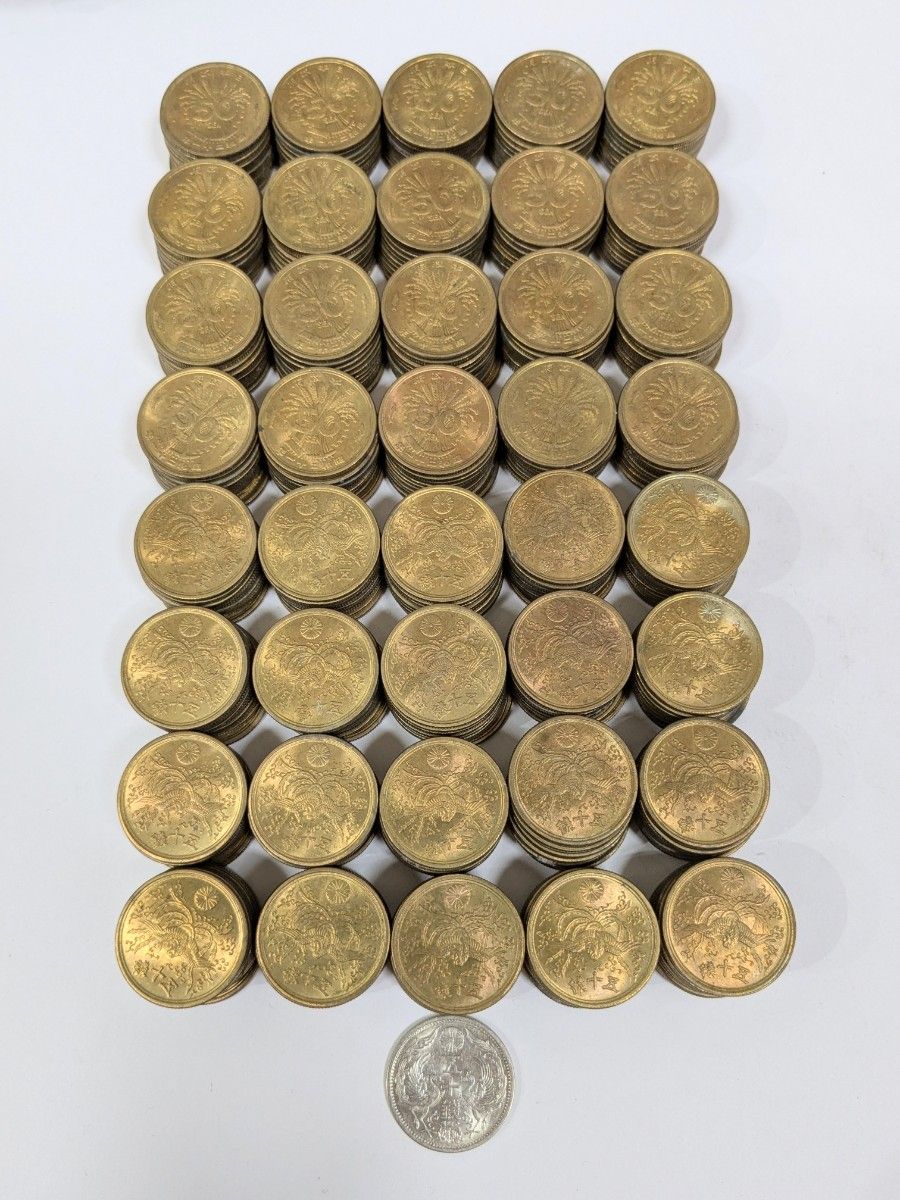 【古銭・旧貨幣・大量】大型50銭黄銅貨・鳳凰50銭銀貨 800枚以上 約3.9㎏ 値下げ【古銭・旧貨幣・大量】大型50銭 黄銅貨・鳳凰50銭 銀貨