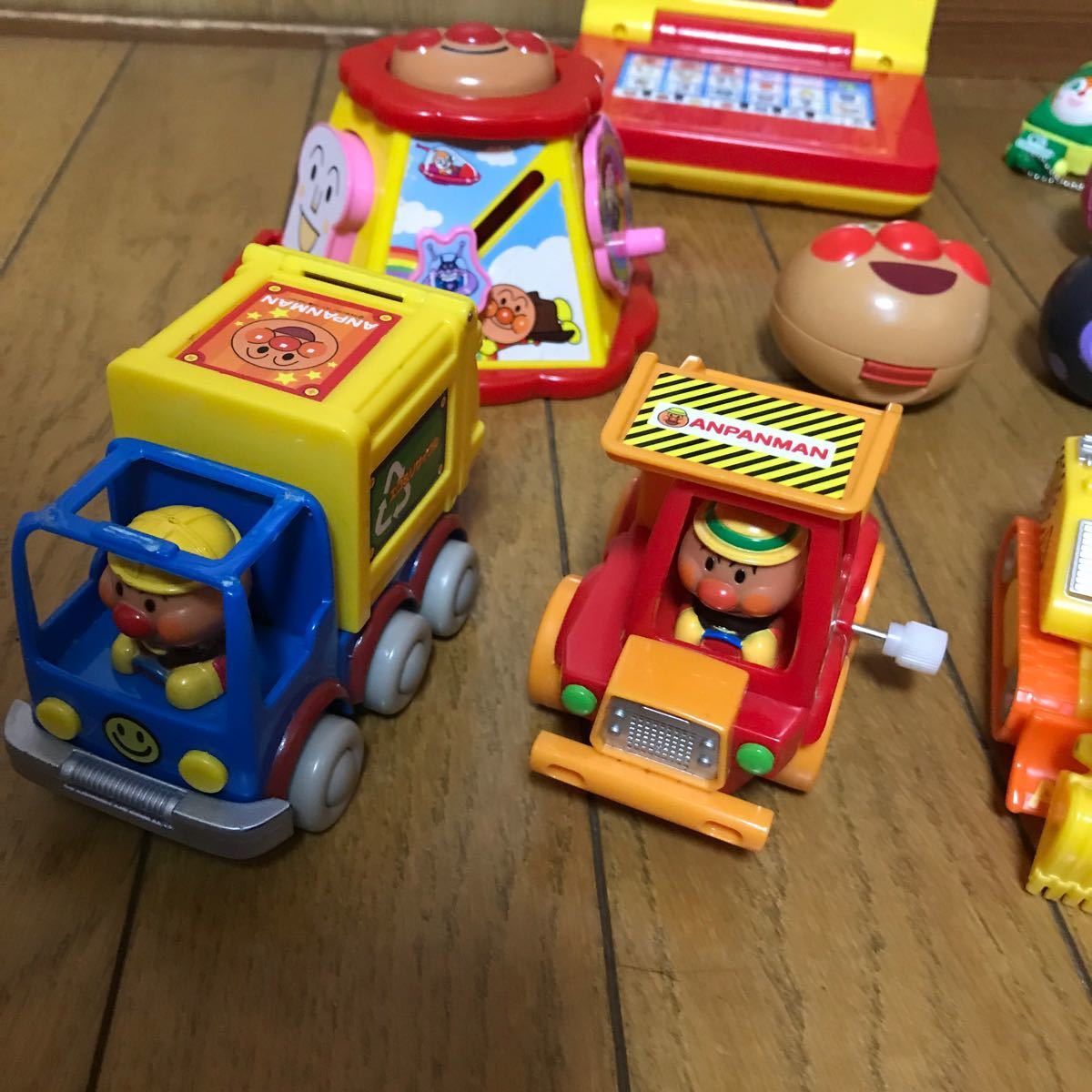 Paypayフリマ アンパンマン おもちゃ 働く車 パソコン ガチャガチャ Paypayフリマ アンパンマン おもちゃ 働く車 パソコン ガチャガチャ