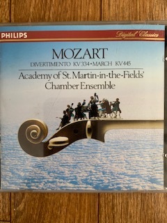モーツァルト「ディヴェルティメント」K334,セレナードK237&239２CD　マリナー指揮他特典付　名曲K334の爽やかな名演、ニ長調の名曲を聴く_画像1