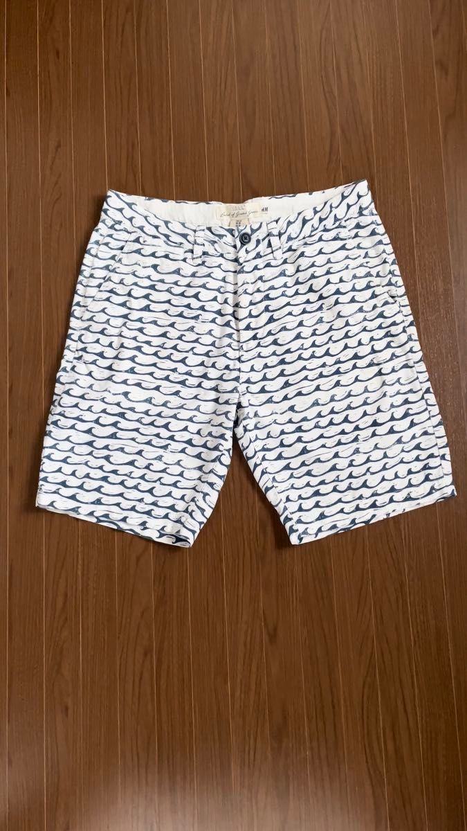 【送料無料】H&M エイチアンドエム メンズ 波柄ショートパンツ 29 M 白×紺 サーフィン 夏用 ハーフパンツ ウェーブ柄
