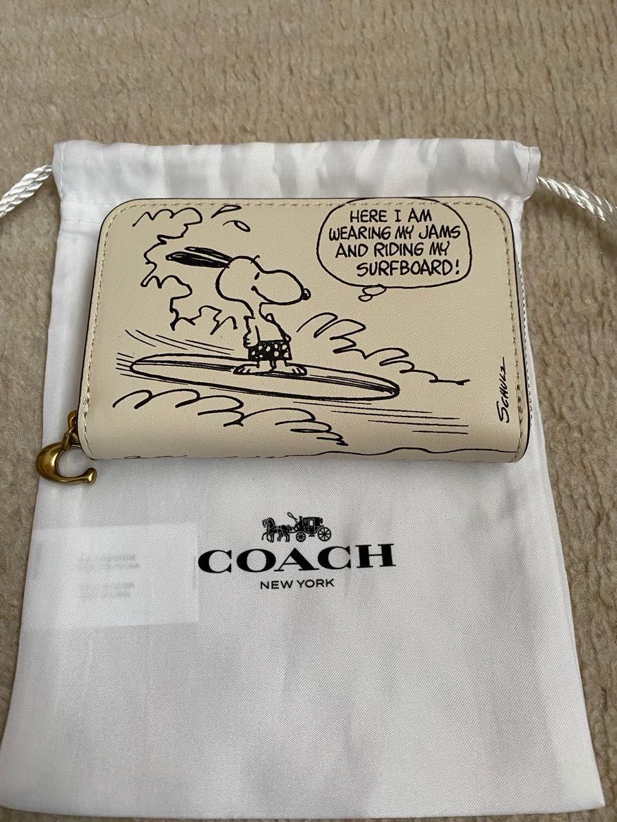 COACH × PEANUTS カードケース ニュースペーパー プリント COACH×PEANUTS 2025】スモール ジップ アラウンドカード ケース