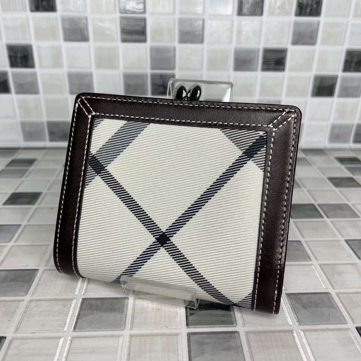 美品 Burberry バーバリーブルーレーベル がま口財布 三つ折り財布 40 新品 Burberry バーバリーブルーレーベル がま口財布 三つ折り