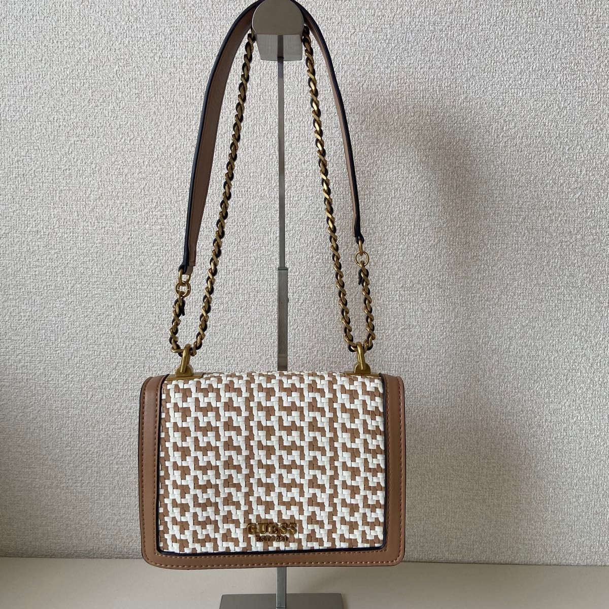 上品モノグラム【Guess】チェーン クロスボディショルダーバッグ GUESS クロスボディバッグ ショルダーバッグ 編み込み ホワイト