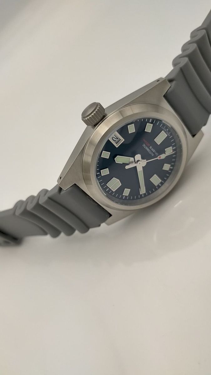 ハイスペックダイバーズを敢えてシックに着こなす【国産NH35搭載/新品】防水性能200m サファイア 316L 浮世絵画刻印:裏蓋