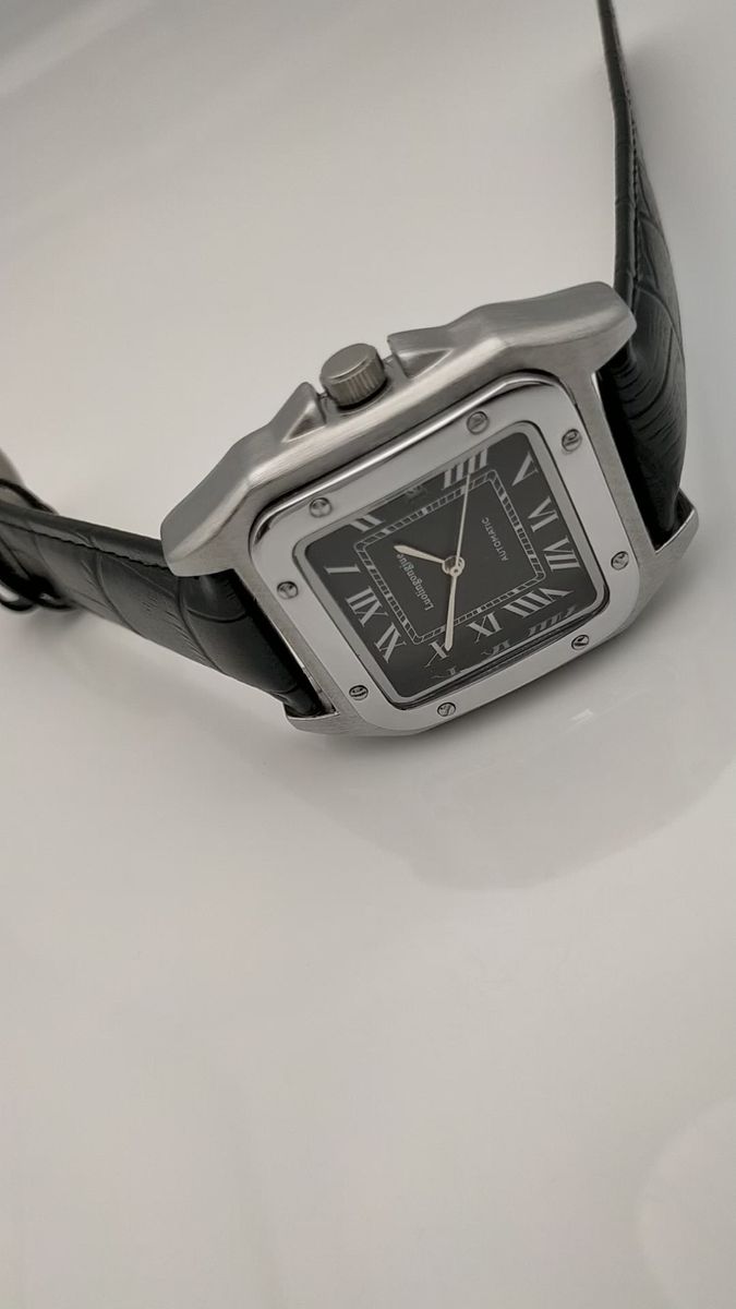 オーラ漂う待望の機械式スクエアウォッチ【自動巻き/新品】バックスケルトン カレンダー 耐衝撃構造 ブラック文字盤/ブラックレザー
