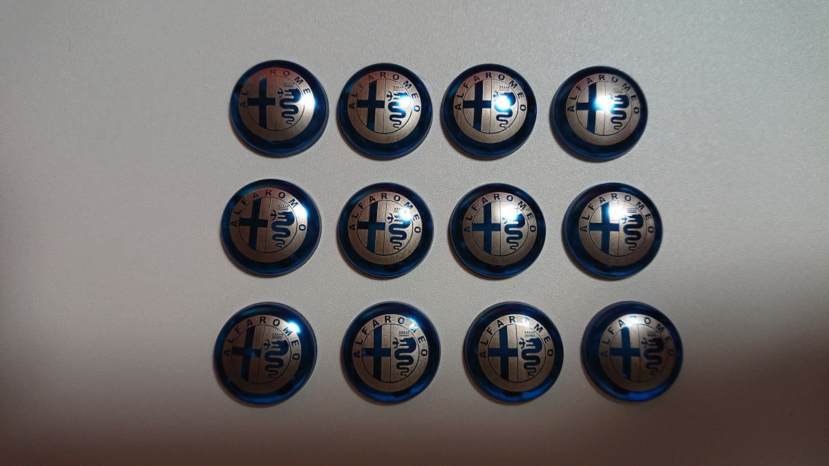 アルファロメオ 前ロゴデザインタイプ アルミニウム製 ビスヘッド(ビス頭)カバー 12個セット 本体色：ブルー_画像1