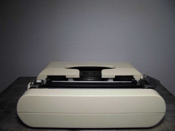 タイプライター オリベッティ リッテラ35(Olivetti Lettera 35) インクリボン ケース付 スペイン製 大瀧詠一「DEBUT  AGAIN」同型