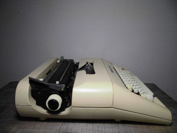 タイプライター オリベッティ リッテラ35(Olivetti Lettera 35) インクリボン ケース付 スペイン製 大瀧詠一「DEBUT  AGAIN」同型
