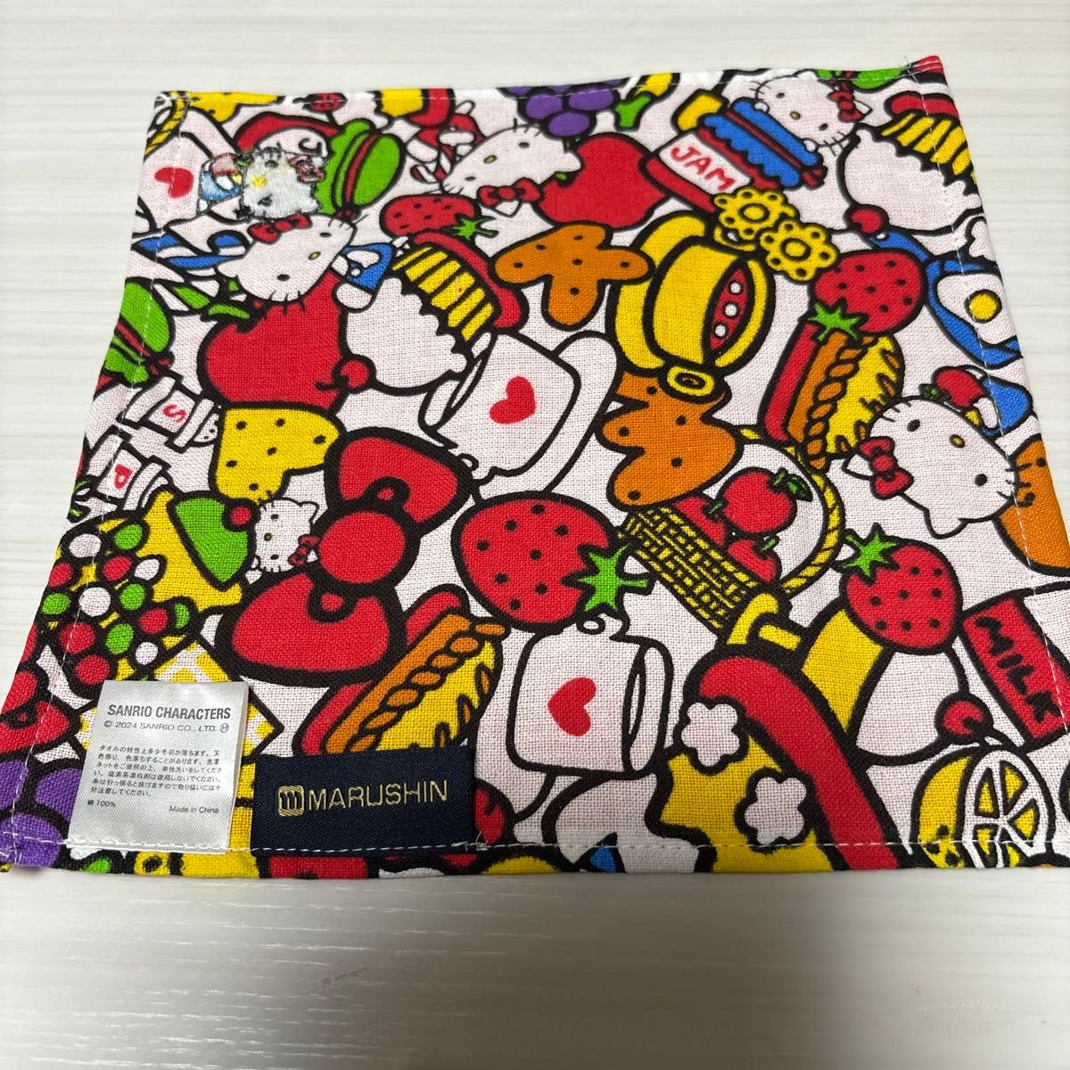 未使用新品　ハローキティ　サンリオ　タオルハンカチ　抗菌防臭加工　紙タグなし　ハンドタオル