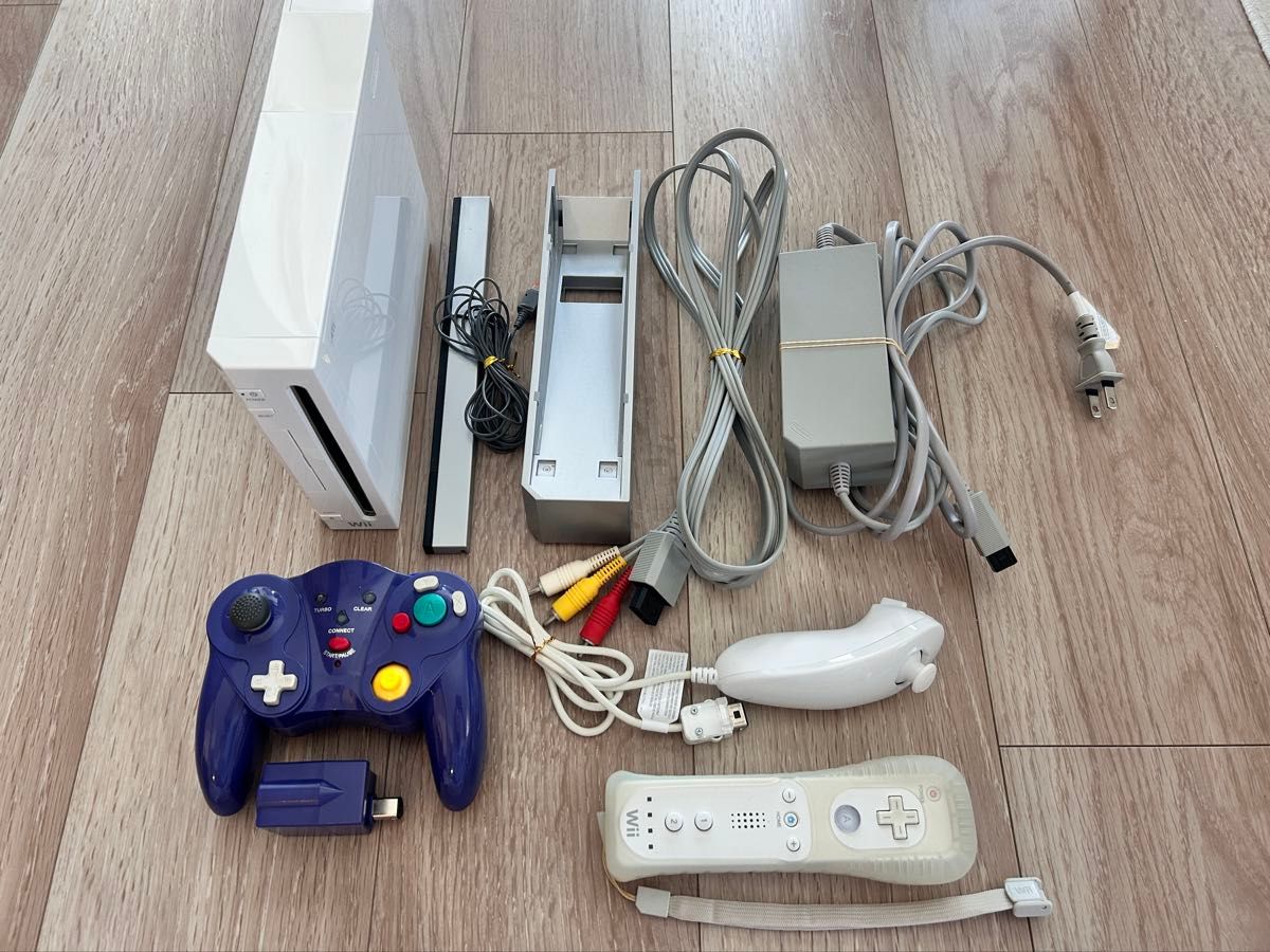 Wii本体&コントローラー・ソフト付き Wii本体 ホワイト+ゲームキューブ型 ワイヤレス コントローラー