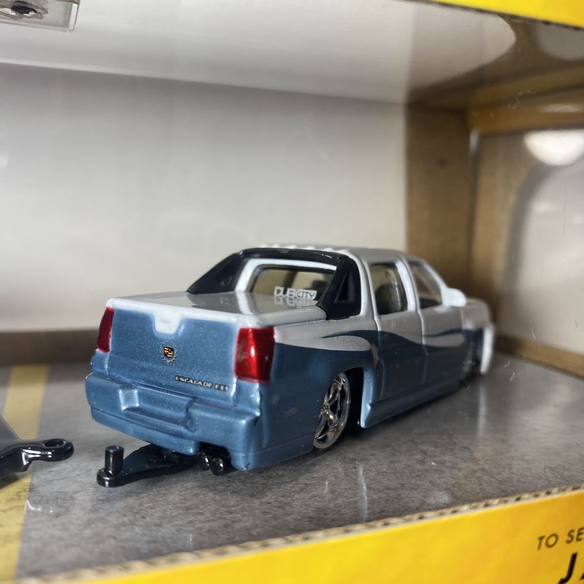 JADA 1/64 DUB CITY 2002 CADILLAC ESCALADE EXT '59 CADILLAC JADA 1/64 DUB CITY 2002 CADILLAC ESCALADE EXT '59 CADILLAC