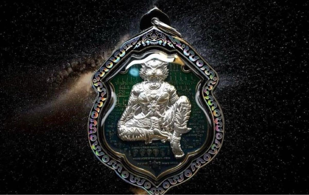 袈裟入り チャナイ師の伝説の虎王と秘術 プージャオサミンプラ