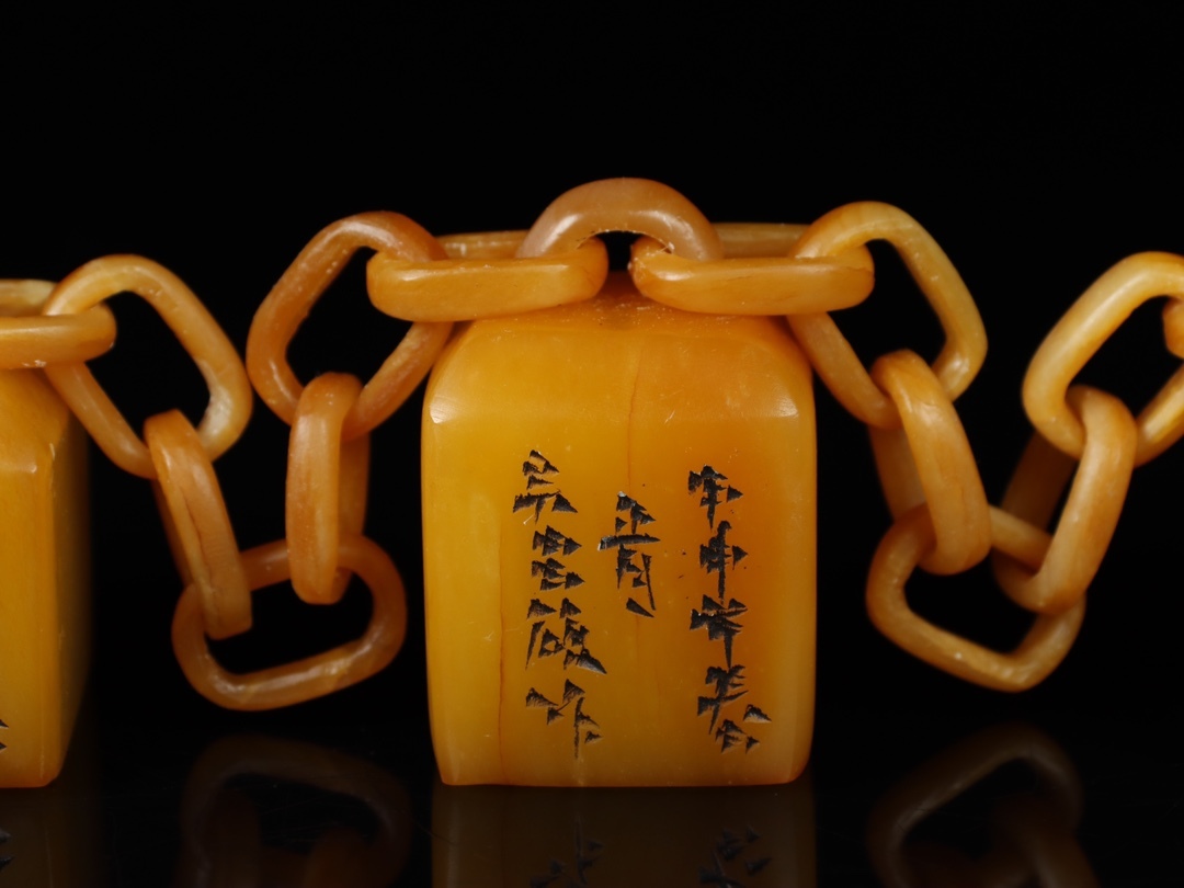 中国 篆刻 玉石田黄石彫刻 山水人物刻 印材 置物 V R8411 旧蔵 【清代篆刻家 呉昌碩】寿山石 田黄石 彫刻 三鏈印章 天然石