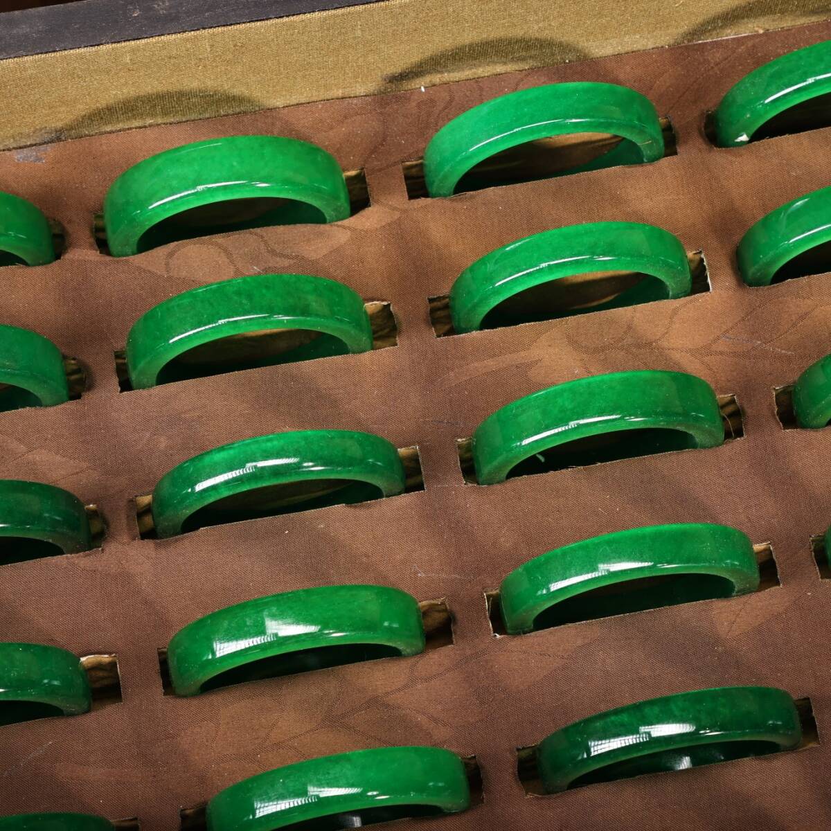 ◇御泓軒◇『 清朝時代 氷翡翠彫 腕輪セット 32只 漆器箱