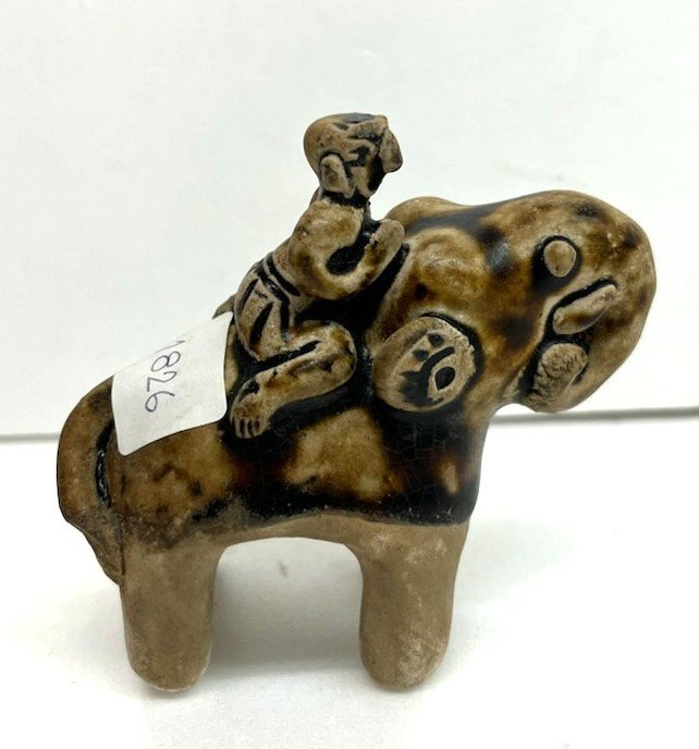 ★ 82875 タイ製 宋胡録 褐釉象形 8.0ｘ4.1ｘ6.8ｃｍ 東南アジア 陶器 展示品 1826 ★_画像2