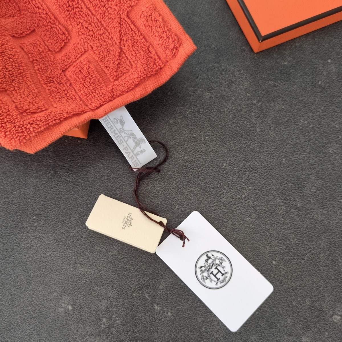 ♦新品未使用品♦ HERMES エルメス ハンカチ 新品未使用品】HERMES エルメス ハンドタオル ハンカチ 32cm