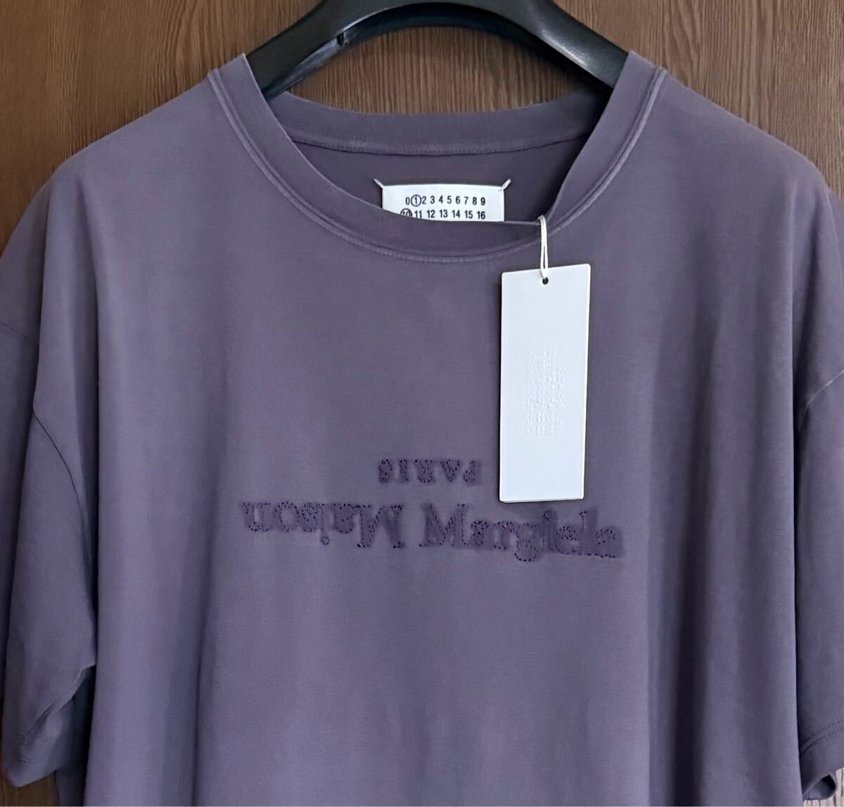 【関税込み】Maison Margiela パープル リバースロゴ Tシャツ 新品 メゾンマルジェラ リバースロゴ 刺繍 Tシャツ オーバーダイ