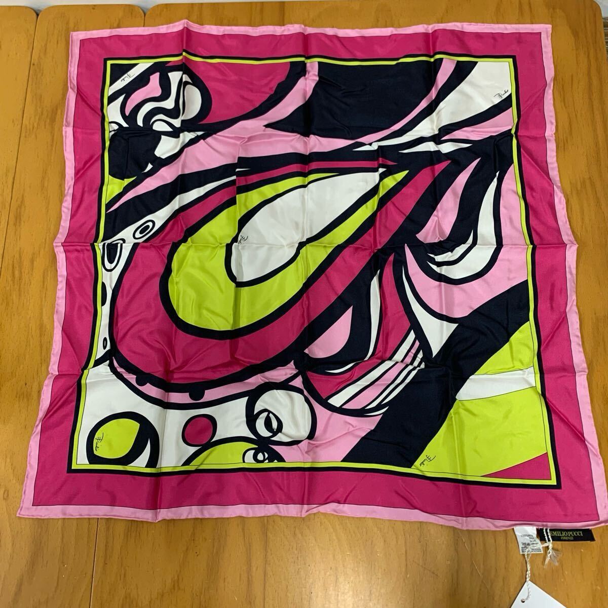 未使用 エミリオプッチ シルク&コットン 大判ハンカチ スカーフにも♪イタリア製 7-27 EMILIO PUCCI エミリオプッチ 大判 ハンカチ シルクSILK