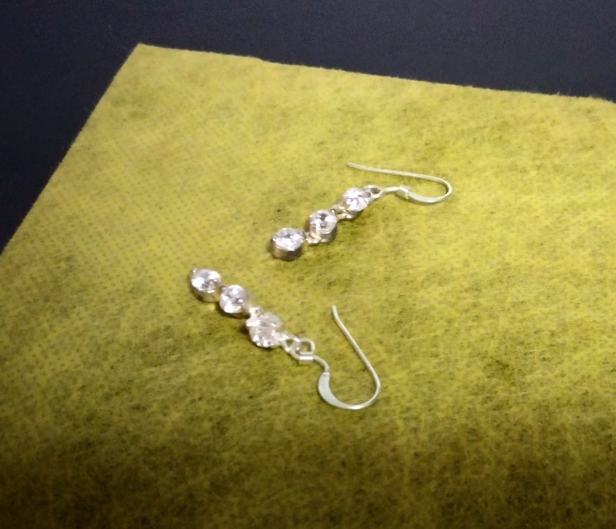 女性らしい魅力!雫の流れシルバーピアス_画像3