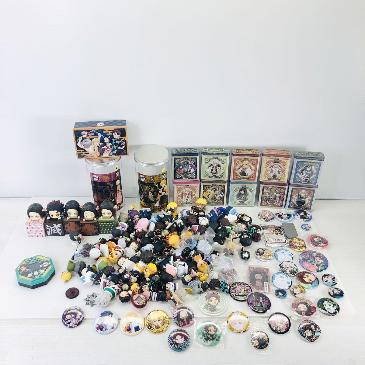 コミック アニメグッズ 300点以上 クリアファイル 缶バッジ アクキー 色々 ○【同梱不可】 【中古】鬼滅の刃 アニメグッズ 300点以上