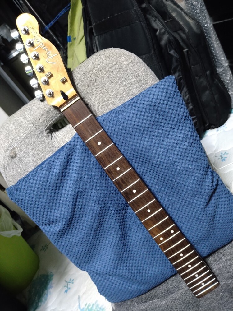 ⑭-19 大きなフィギュア杢目が特徴です！テレキャスター用ローズ指板ネック　素人ラッカー塗装ですがキレイです！２２Fつば出し仕様②_画像1