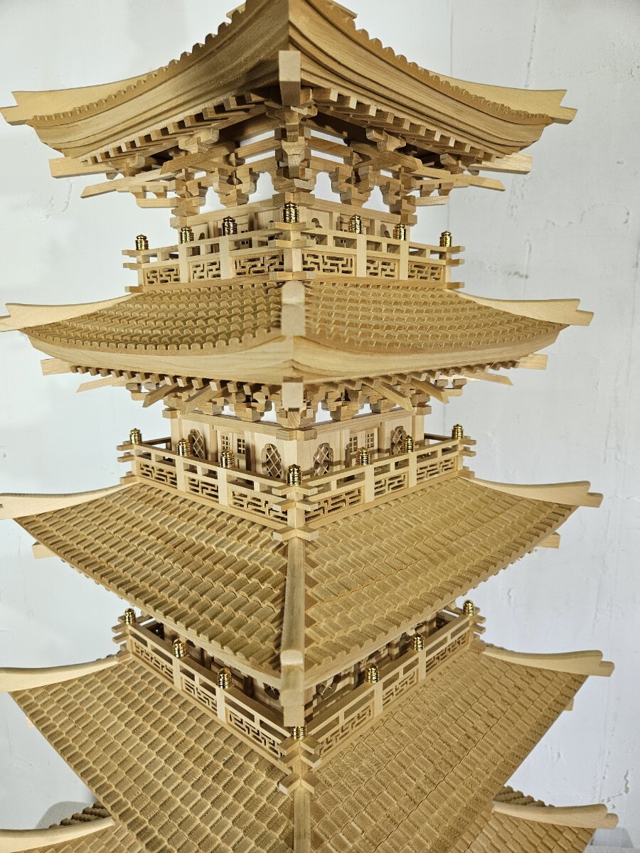 彫刻家 黄賢富 作 五重塔 総檜製 緻密彫り 木製 天然木 置物 オブジェ 大型 彫刻家 黄賢富 作 五重塔 総檜製 緻密彫り 木製 天然木 置物