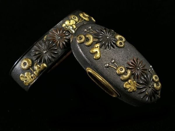 刀装具 #4112】 （縁頭） 美濃の優品 「菊花図」 金象嵌色絵 上質赤銅