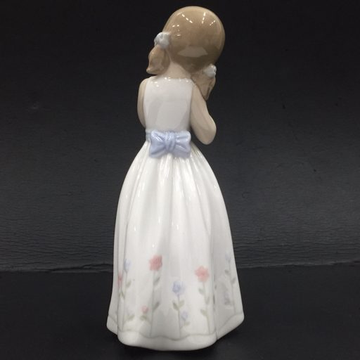 リヤドロ 『我が家のプリンセス』 フィギュリン 人形 少女  置物 LLADRO(リヤドロ) 我が家のプリンセス A06973 [CONCENT]コンセント