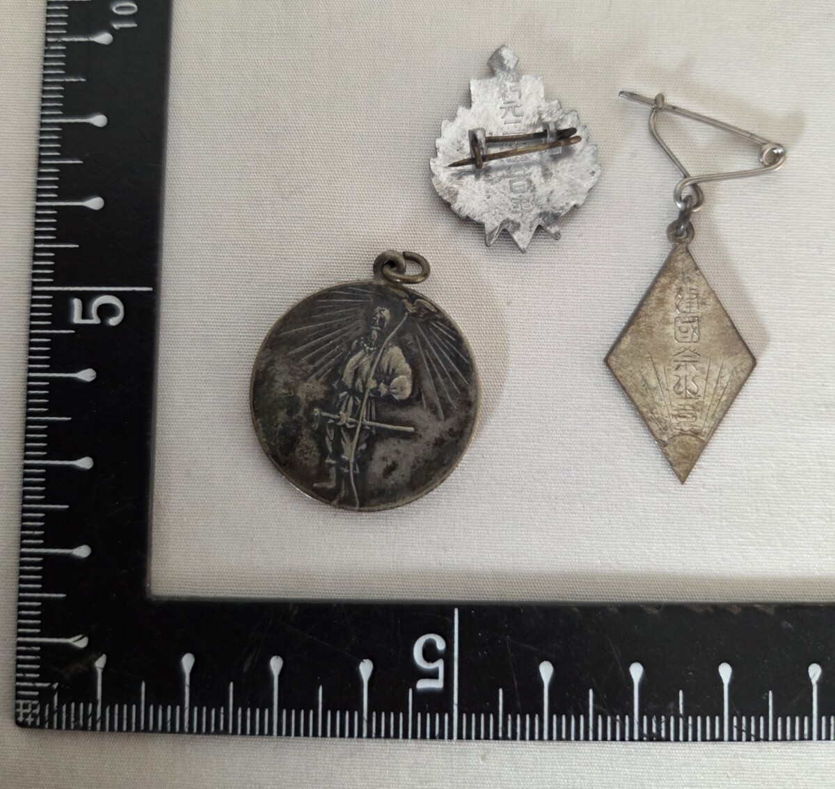 【希少品】記念章 バッチ 記念章 徽章 記章 メダル バッチ 建国記念章 戦中資料 日本軍