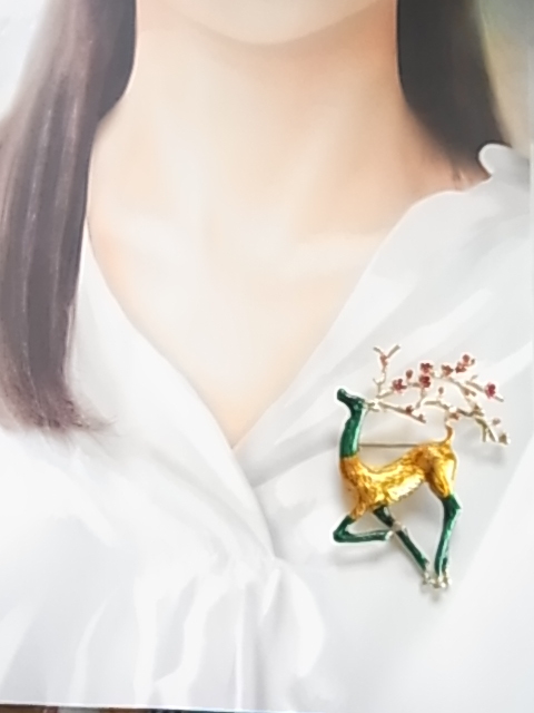 ▲未使用　大き目インパクト感　鹿のモチーフ　角に梅デザインが可愛い印象　存在感　個性的　華やかな素敵なデザインのブローチ_画像5