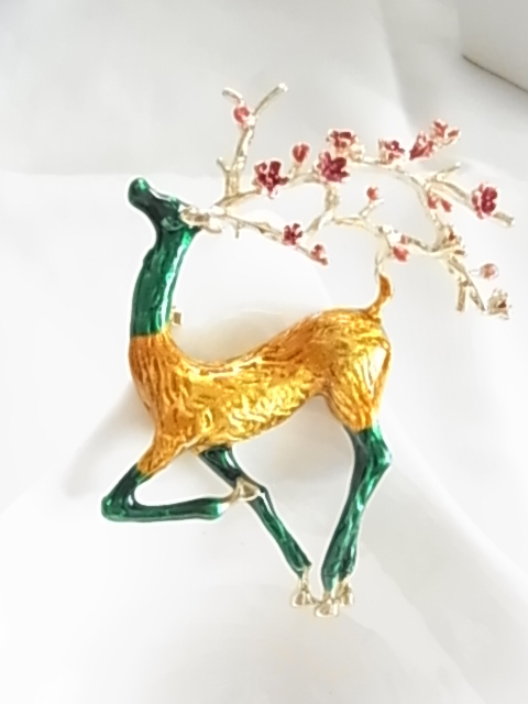 ▲未使用　大き目インパクト感　鹿のモチーフ　角に梅デザインが可愛い印象　存在感　個性的　華やかな素敵なデザインのブローチ_画像3