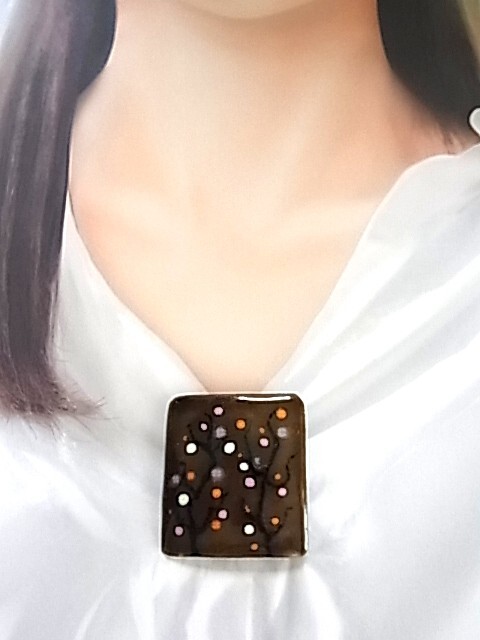 ▲ビンテージ／ヴィンテージ　大き目存在感　焼き物系　ココナッツブラウントーンに木のような樹木系柄模様　可愛い印象のレトロのブローチ_画像5